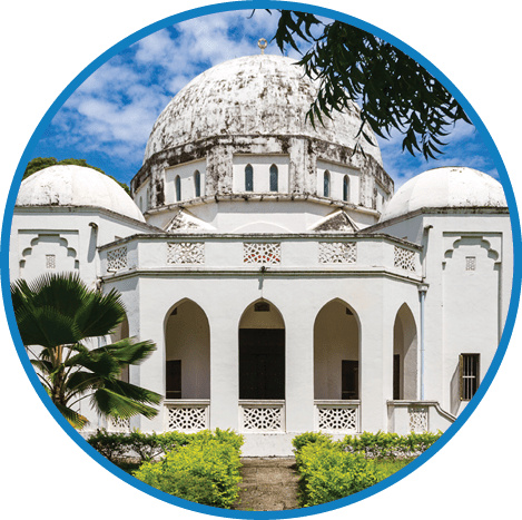 A white building with a dome on top. Description generated by AI